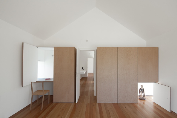 Joo Mendes Ribeiro, Fonte Boa, Fartosa, Penela, Portugal, portugese, portugiesisches Haus, Wohnhaus, Ferienhaus, Ausblick, Fenster, reduziert, Grundformen, hoch, steil, weiss, verputzt, glatt, Fassade, hell, Neubau, 2015, Jos Campos, Holz, Holzbau, view, single family house, windows, reduced, primary forms,