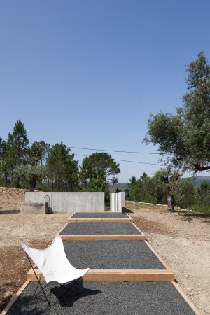 Joo Mendes Ribeiro, Fonte Boa, Fartosa, Penela, Portugal, portugese, portugiesisches Haus, Wohnhaus, Ferienhaus, Ausblick, Fenster, reduziert, Grundformen, hoch, steil, weiss, verputzt, glatt, Fassade, hell, Neubau, 2015, Jos Campos, Holz, Holzbau, view, single family house, windows, reduced, primary forms,