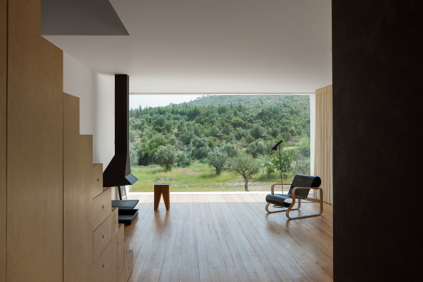 Joo Mendes Ribeiro, Fonte Boa, Fartosa, Penela, Portugal, portugese, portugiesisches Haus, Wohnhaus, Ferienhaus, Ausblick, Fenster, reduziert, Grundformen, hoch, steil, weiss, verputzt, glatt, Fassade, hell, Neubau, 2015, Jos Campos, Holz, Holzbau, view, single family house, windows, reduced, primary forms,