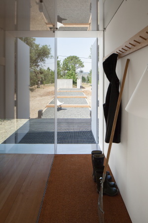 Joo Mendes Ribeiro, Fonte Boa, Fartosa, Penela, Portugal, portugese, portugiesisches Haus, Wohnhaus, Ferienhaus, Ausblick, Fenster, reduziert, Grundformen, hoch, steil, weiss, verputzt, glatt, Fassade, hell, Neubau, 2015, Jos Campos, Holz, Holzbau, view, single family house, windows, reduced, primary forms,