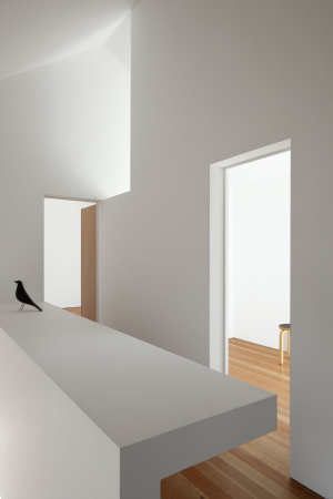 Joo Mendes Ribeiro, Fonte Boa, Fartosa, Penela, Portugal, portugese, portugiesisches Haus, Wohnhaus, Ferienhaus, Ausblick, Fenster, reduziert, Grundformen, hoch, steil, weiss, verputzt, glatt, Fassade, hell, Neubau, 2015, Jos Campos, Holz, Holzbau, view, single family house, windows, reduced, primary forms,