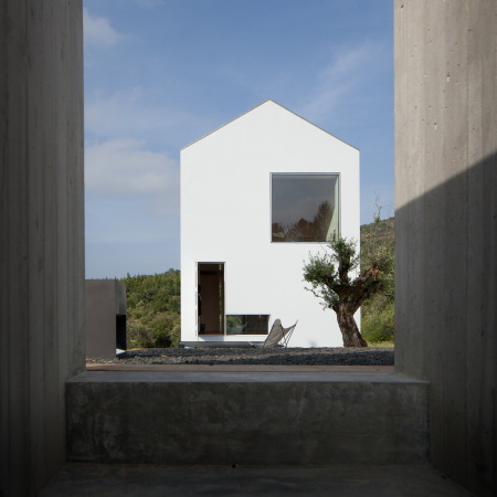 Jo�o Mendes Ribeiro, Fonte Boa, Fartosa, Penela, Portugal, portugese, portugiesisches Haus, Wohnhaus, Ferienhaus, Ausblick, Fenster, reduziert, Grundformen, hoch, steil, weiss, verputzt, glatt, Fassade, hell, Neubau, 2015, Jos� Campos, Holz, Holzbau, view, single family house, windows, reduced, primary forms,