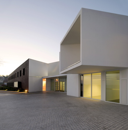 Farbe, Beton, Dominique Coulon et associes, Burgund, Seniorenresidenz, home for the aged, Burgund, Bourgogne, Schwarz, wei�, white, black, wings, yard, dramatic entrance