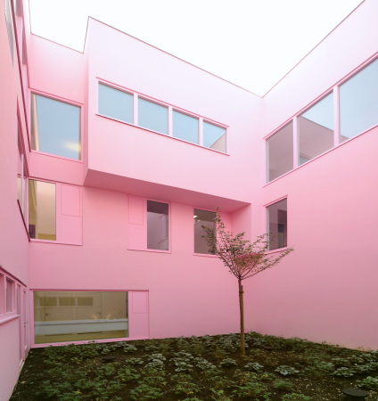 Farbe, Beton, Dominique Coulon et associes, Burgund, Seniorenresidenz, home for the aged, Burgund, Bourgogne, Schwarz, wei�, white, black, wings, yard, dramatic entrance