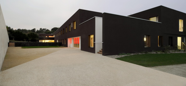 Farbe, Beton, Dominique Coulon et associes, Burgund, Seniorenresidenz, home for the aged, Burgund, Bourgogne, Schwarz, wei, white, black, wings, yard, dramatic entrance