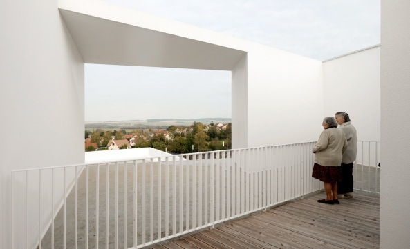 Farbe, Beton, Dominique Coulon et associes, Burgund, Seniorenresidenz, home for the aged, Burgund, Bourgogne, Schwarz, wei�, white, black, wings, yard, dramatic entrance
