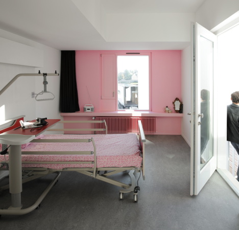 Farbe, Beton, Dominique Coulon et associes, Burgund, Seniorenresidenz, home for the aged, Burgund, Bourgogne, Schwarz, wei�, white, black, wings, yard, dramatic entrance