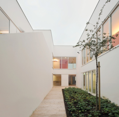 Farbe, Beton, Dominique Coulon et associes, Burgund, Seniorenresidenz, home for the aged, Burgund, Bourgogne, Schwarz, wei, white, black, wings, yard, dramatic entrance