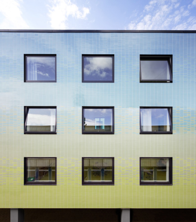 Werner Huthmacher, blauraum, architekten, Hamburg, Bergedorf, Schule, School Stadtteilschule, Fassade, bunt, KAcheln, Farbverlauf, colour, color, grade, new building, 2015, extension, Klassenzimmer, class rooms, teacher, Lehrer, Schulzeit,