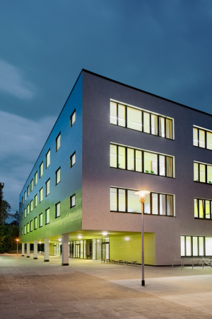 Werner Huthmacher, blauraum, architekten, Hamburg, Bergedorf, Schule, School Stadtteilschule, Fassade, bunt, KAcheln, Farbverlauf, colour, color, grade, new building, 2015, extension, Klassenzimmer, class rooms, teacher, Lehrer, Schulzeit,