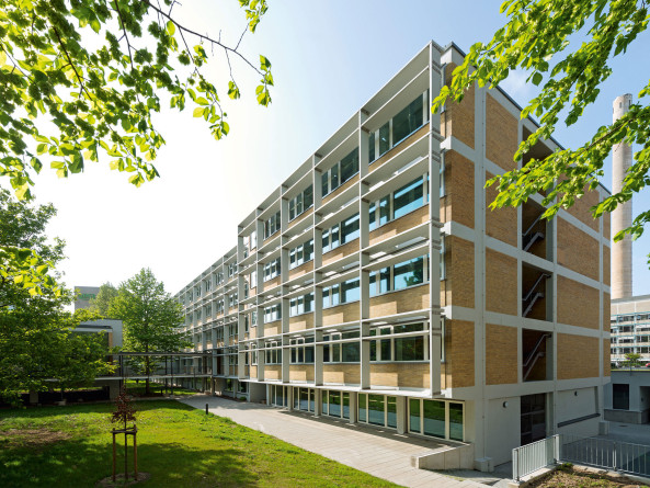 Sanierung eines denkmalgeschtzten Uni-Instituts in Frankfurt aus den 1950er-Jahren
