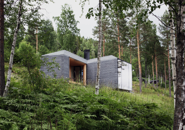 Dreh- und Angelpunkt eines Ferienhauses im Wald von Krokskogen ist ein Scheitholzkamin