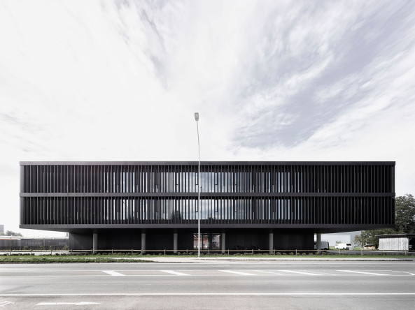 Fr das Transportunternehmen Weiss entwarfen Cukrowicz Nachbaur Architekten einen aufgestnderten Baukrper ganz in Schwarz