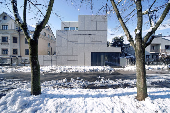 Wie ein dreidimensionales Puzzle aus Rechtecken umschlieen perforierte Alupaneele das Wohnhaus Criss-cross envelope in Ljubljana
