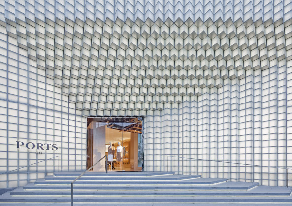 Wie eine riesige Art-dco-Leuchte wirkt ein neuer Flagship-store aus matten Glasbausteinen in Schanghai