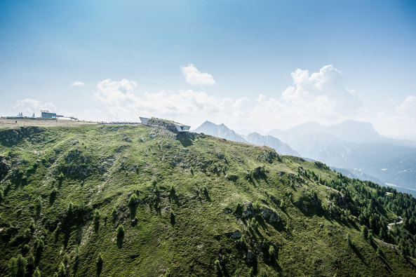 Das Architekturjahr 2015, Baunetz, Baunetz-Meldungen, News, Architekten, Architektur, Stephan Becker, Dina Dorothea Dnch, Daniel Felgendreher, Sophie Jung, Jeanette Kunsmann, Luise Rellensmann, Katharina Sommer, EZB, PRADA und die Antivilla, OMA; Stadtschloss Berlin, Museum am Ostwall, Tour Triangle, Herzog & de Meuron, Baunetzwoche, Best of Baunetz, Zaha Hadid, Frei Otto, Protzker Preis, Praemium Imperiale, Rckblick 2015, Das war 2015, SANAA, Damien Hirst, Caruso St John, HPP, Dreischeibenhaus, House for Essex, J. Mayer H. Architekten, Grimmwelt in Kassel, Aufbau-Haus Berlin, Antivilla von Arno Brandlhuber, Villa Alem, Valerio Olgiati, EZB, Coop Himmelb(l)au, Sprengel Museum Hannover, Garage Museum Gorki Park, Flussbad Berlin, Richtfest, Fassade, Beton, Neo-Brutalismus, gmp, Reinhold Messner, MoMA PS1, Andres Jaque, Serpentine Pavilion, SelgasCano