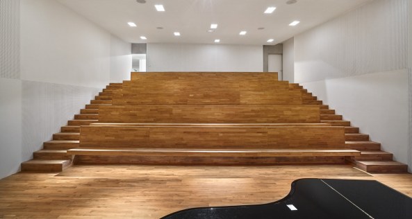 Dominique Coulon & Associ�s; Eugeni Pons; Henri Dutilleux Conservatoire of Music, Dance and Dramatic Arts; Belfort; Frankreich; Konservatorium; Musikschule; Tanzschule; Theaterschule; Neubau; Pollock; Drip Painting; Action Painting; Betonfassade; Marmoroptik