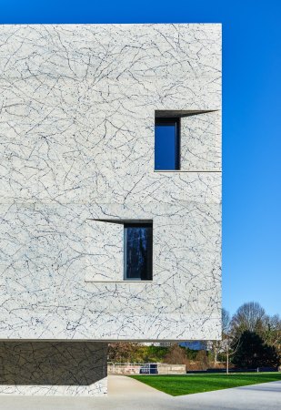 Dominique Coulon & Associ�s; Eugeni Pons; Henri Dutilleux Conservatoire of Music, Dance and Dramatic Arts; Belfort; Frankreich; Konservatorium; Musikschule; Tanzschule; Theaterschule; Neubau; Pollock; Drip Painting; Action Painting; Betonfassade; Marmoroptik