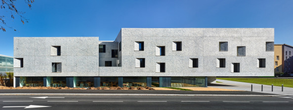 Dominique Coulon & Associ�s; Eugeni Pons; Henri Dutilleux Conservatoire of Music, Dance and Dramatic Arts; Belfort; Frankreich; Konservatorium; Musikschule; Tanzschule; Theaterschule; Neubau; Pollock; Drip Painting; Action Painting; Betonfassade; Marmoroptik