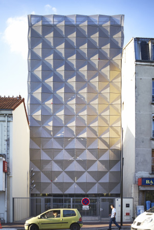 Metallhlle, perforiert, perforated, Shell, metal, concrete, lateral conrete walls, Beton, Quader, Baulcke, Joinville-le-Pont, Lankry Architectes, Betonwnde, Tanzschule, Dancing school, slim, tower
