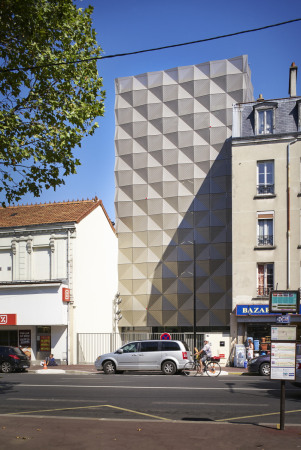 Metallhlle, perforiert, perforated, Shell, metal, concrete, lateral conrete walls, Beton, Quader, Baulcke, Joinville-le-Pont, Lankry Architectes, Betonwnde, Tanzschule, Dancing school, slim, tower