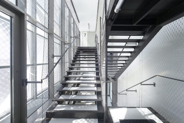 Metallhlle, perforiert, perforated, Shell, metal, concrete, lateral conrete walls, Beton, Quader, Baulcke, Joinville-le-Pont, Lankry Architectes, Betonwnde, Tanzschule, Dancing school, slim, tower