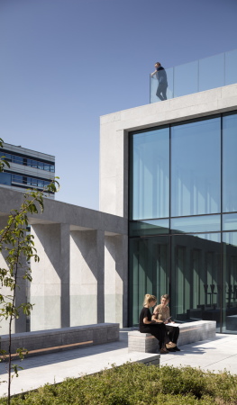 C.F. Mller Architects, Brogebude, Neubau, Verwaltung, Superblock, Hochhaus, Trme, corporate headquarters, HQ, Aarhus, C.F. Mller Landscape, COWI, Vero Moda, Jack & Jones, Bestseller, fashion group, 400 bicycles, Fahrradtiefgarage, Fahrrad, Bro, Grundriss, Modekonzern, Konzern, car park, Naturstein, Fassade, stone, 2015, indoor plaza, nachhaltig, energetisch, saving, enery, Denmark, danisk, Dnemark