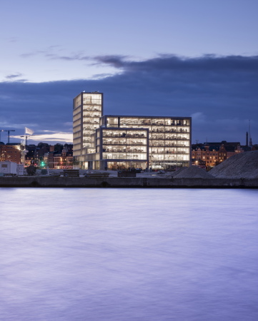 C.F. M�ller Architects, B�rogeb�ude, Neubau, Verwaltung, Superblock, Hochhaus, T�rme, corporate headquarters, HQ, Aarhus, C.F. M�ller Landscape, COWI, Vero Moda, Jack & Jones, Bestseller, fashion group, 400 bicycles, Fahrradtiefgarage, Fahrrad, B�ro, Grundriss, Modekonzern, Konzern, car park, Naturstein, Fassade, stone, 2015, indoor plaza, nachhaltig, energetisch, saving, enery, Denmark, danisk, D�nemark