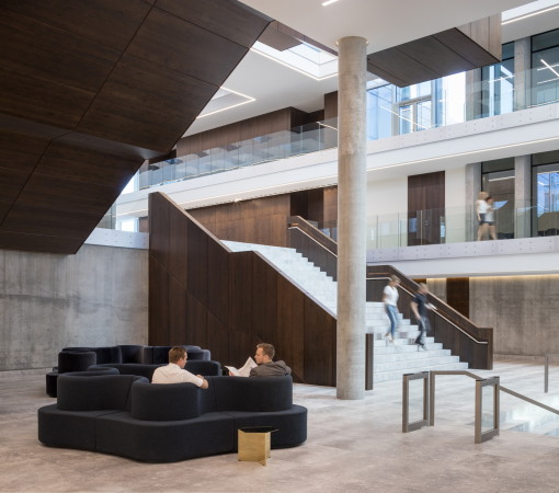 C.F. Mller Architects, Brogebude, Neubau, Verwaltung, Superblock, Hochhaus, Trme, corporate headquarters, HQ, Aarhus, C.F. Mller Landscape, COWI, Vero Moda, Jack & Jones, Bestseller, fashion group, 400 bicycles, Fahrradtiefgarage, Fahrrad, Bro, Grundriss, Modekonzern, Konzern, car park, Naturstein, Fassade, stone, 2015, indoor plaza, nachhaltig, energetisch, saving, enery, Denmark, danisk, Dnemark