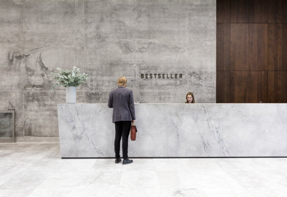 C.F. Mller Architects, Brogebude, Neubau, Verwaltung, Superblock, Hochhaus, Trme, corporate headquarters, HQ, Aarhus, C.F. Mller Landscape, COWI, Vero Moda, Jack & Jones, Bestseller, fashion group, 400 bicycles, Fahrradtiefgarage, Fahrrad, Bro, Grundriss, Modekonzern, Konzern, car park, Naturstein, Fassade, stone, 2015, indoor plaza, nachhaltig, energetisch, saving, enery, Denmark, danisk, Dnemark