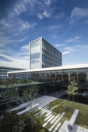 C.F. Mller Architects, Brogebude, Neubau, Verwaltung, Superblock, Hochhaus, Trme, corporate headquarters, HQ, Aarhus, C.F. Mller Landscape, COWI, Vero Moda, Jack & Jones, Bestseller, fashion group, 400 bicycles, Fahrradtiefgarage, Fahrrad, Bro, Grundriss, Modekonzern, Konzern, car park, Naturstein, Fassade, stone, 2015, indoor plaza, nachhaltig, energetisch, saving, enery, Denmark, danisk, Dnemark