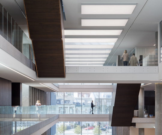 C.F. M�ller Architects, B�rogeb�ude, Neubau, Verwaltung, Superblock, Hochhaus, T�rme, corporate headquarters, HQ, Aarhus, C.F. M�ller Landscape, COWI, Vero Moda, Jack & Jones, Bestseller, fashion group, 400 bicycles, Fahrradtiefgarage, Fahrrad, B�ro, Grundriss, Modekonzern, Konzern, car park, Naturstein, Fassade, stone, 2015, indoor plaza, nachhaltig, energetisch, saving, enery, Denmark, danisk, D�nemark