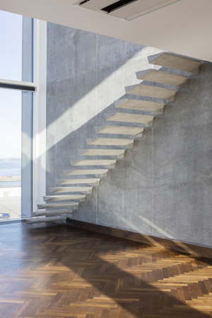 C.F. M�ller Architects, B�rogeb�ude, Neubau, Verwaltung, Superblock, Hochhaus, T�rme, corporate headquarters, HQ, Aarhus, C.F. M�ller Landscape, COWI, Vero Moda, Jack & Jones, Bestseller, fashion group, 400 bicycles, Fahrradtiefgarage, Fahrrad, B�ro, Grundriss, Modekonzern, Konzern, car park, Naturstein, Fassade, stone, 2015, indoor plaza, nachhaltig, energetisch, saving, enery, Denmark, danisk, D�nemark