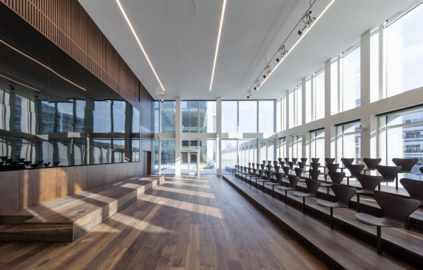 C.F. Mller Architects, Brogebude, Neubau, Verwaltung, Superblock, Hochhaus, Trme, corporate headquarters, HQ, Aarhus, C.F. Mller Landscape, COWI, Vero Moda, Jack & Jones, Bestseller, fashion group, 400 bicycles, Fahrradtiefgarage, Fahrrad, Bro, Grundriss, Modekonzern, Konzern, car park, Naturstein, Fassade, stone, 2015, indoor plaza, nachhaltig, energetisch, saving, enery, Denmark, danisk, Dnemark