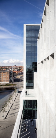 C.F. Mller Architects, Brogebude, Neubau, Verwaltung, Superblock, Hochhaus, Trme, corporate headquarters, HQ, Aarhus, C.F. Mller Landscape, COWI, Vero Moda, Jack & Jones, Bestseller, fashion group, 400 bicycles, Fahrradtiefgarage, Fahrrad, Bro, Grundriss, Modekonzern, Konzern, car park, Naturstein, Fassade, stone, 2015, indoor plaza, nachhaltig, energetisch, saving, enery, Denmark, danisk, Dnemark