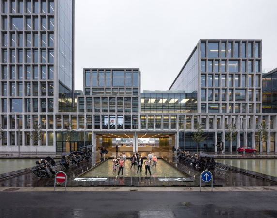C.F. Mller Architects, Brogebude, Neubau, Verwaltung, Superblock, Hochhaus, Trme, corporate headquarters, HQ, Aarhus, C.F. Mller Landscape, COWI, Vero Moda, Jack & Jones, Bestseller, fashion group, 400 bicycles, Fahrradtiefgarage, Fahrrad, Bro, Grundriss, Modekonzern, Konzern, car park, Naturstein, Fassade, stone, 2015, indoor plaza, nachhaltig, energetisch, saving, enery, Denmark, danisk, Dnemark