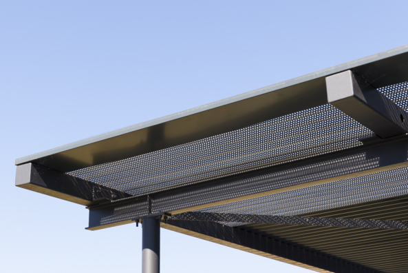 Metall, Maschinenl, Datscha, Hytte, Frankreich, Dordogne, Laurence Cheret, Landhaus, Tabakscheune, barn, wood, metall, machine oil, perforated metal, perforiert, french windows, terrasse, franzsische Fenster