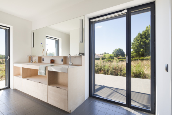 Metall, Maschinenl, Datscha, Hytte, Frankreich, Dordogne, Laurence Cheret, Landhaus, Tabakscheune, barn, wood, metall, machine oil, perforated metal, perforiert, french windows, terrasse, franzsische Fenster