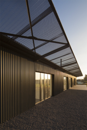 Metall, Maschinenl, Datscha, Hytte, Frankreich, Dordogne, Laurence Cheret, Landhaus, Tabakscheune, barn, wood, metall, machine oil, perforated metal, perforiert, french windows, terrasse, franzsische Fenster