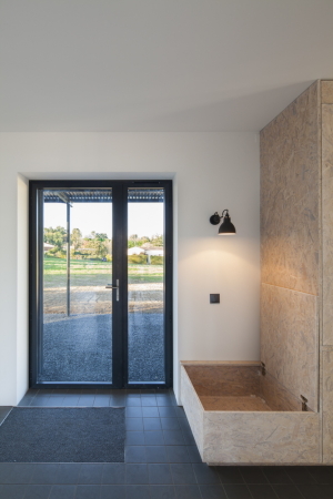 Metall, Maschinenl, Datscha, Hytte, Frankreich, Dordogne, Laurence Cheret, Landhaus, Tabakscheune, barn, wood, metall, machine oil, perforated metal, perforiert, french windows, terrasse, franzsische Fenster