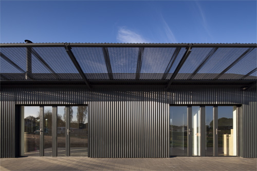 Metall, Maschinenl, Datscha, Hytte, Frankreich, Dordogne, Laurence Cheret, Landhaus, Tabakscheune, barn, wood, metall, machine oil, perforated metal, perforiert, french windows, terrasse, franzsische Fenster