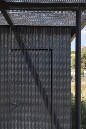 Metall, Maschinenl, Datscha, Hytte, Frankreich, Dordogne, Laurence Cheret, Landhaus, Tabakscheune, barn, wood, metall, machine oil, perforated metal, perforiert, french windows, terrasse, franzsische Fenster