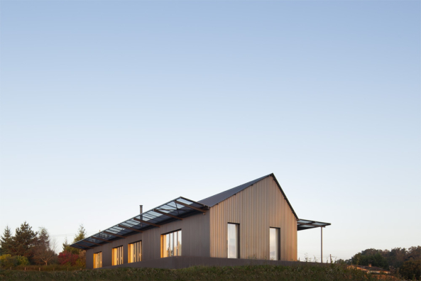 Metall, Maschinenl, Datscha, Hytte, Frankreich, Dordogne, Laurence Cheret, Landhaus, Tabakscheune, barn, wood, metall, machine oil, perforated metal, perforiert, french windows, terrasse, franzsische Fenster