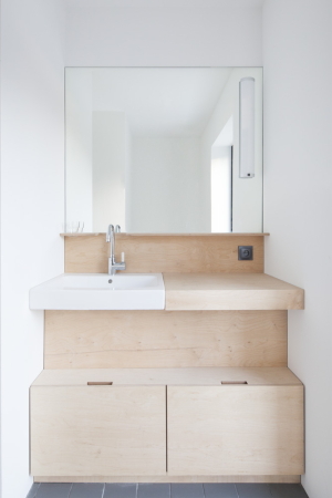 Metall, Maschinenl, Datscha, Hytte, Frankreich, Dordogne, Laurence Cheret, Landhaus, Tabakscheune, barn, wood, metall, machine oil, perforated metal, perforiert, french windows, terrasse, franzsische Fenster