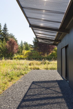Metall, Maschinenl, Datscha, Hytte, Frankreich, Dordogne, Laurence Cheret, Landhaus, Tabakscheune, barn, wood, metall, machine oil, perforated metal, perforiert, french windows, terrasse, franzsische Fenster