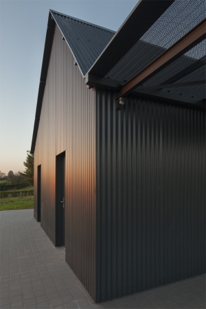 Metall, Maschinenl, Datscha, Hytte, Frankreich, Dordogne, Laurence Cheret, Landhaus, Tabakscheune, barn, wood, metall, machine oil, perforated metal, perforiert, french windows, terrasse, franzsische Fenster