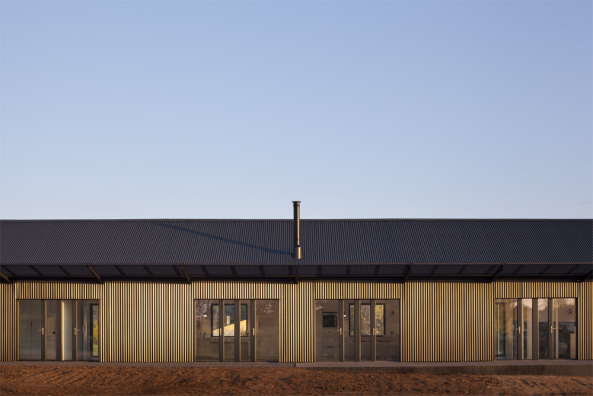 Metall, Maschinenl, Datscha, Hytte, Frankreich, Dordogne, Laurence Cheret, Landhaus, Tabakscheune, barn, wood, metall, machine oil, perforated metal, perforiert, french windows, terrasse, franzsische Fenster