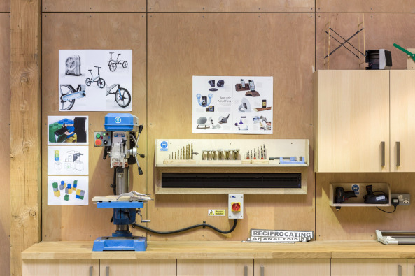 Werkstatt, Holz, 2015, 2016, Gebude, Neubau, new building, St James school, Schulgebude, Werkstattbau, workshop, wood, Ashford, Surrey, Church Rrd, Gareth Gardner, Douglas Fir timber, Douglasie, Fichte, England, Grobirtannien, great britain, southern england, timber-frame, Holrahmen, Holzrahmenbauweise, Squire and Partners, Holzkasten, Holzfassade, facade, Fertigstellung, open plan