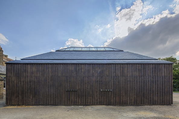 Werkstatt, Holz, 2015, 2016, Gebude, Neubau, new building, St James school, Schulgebude, Werkstattbau, workshop, wood, Ashford, Surrey, Church Rrd, Gareth Gardner, Douglas Fir timber, Douglasie, Fichte, England, Grobirtannien, great britain, southern england, timber-frame, Holrahmen, Holzrahmenbauweise, Squire and Partners, Holzkasten, Holzfassade, facade, Fertigstellung, open plan