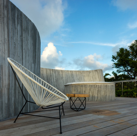Christian Wassmann, Sonnenspirale aus Beton, Ferienhaus in Miami Beach, Miami Nice, uncube, Baunetz, Ferienhaus, Beton, concrete, Sonnendiagramm, Kurve, Spirale, Form, Pool, Haus mit Pool, Schweizer Architekturexport, Studio Christian Wassmann, Sun Path House, Betonspirale, Rohbau, Sichtbeton, Royal Palm Avenue, Marble, Marmor, Dachterrasse, Cobo Construction Corp., New Yorker Studio, Frank Prisinzano